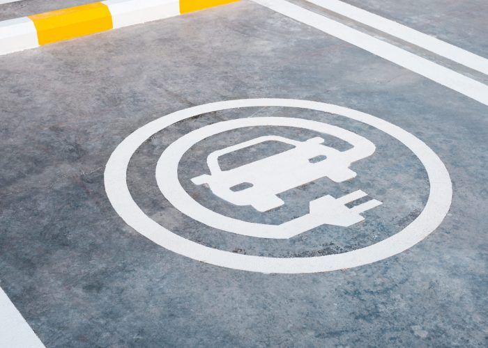 Señal en el suelo de carga de coche eléctrico