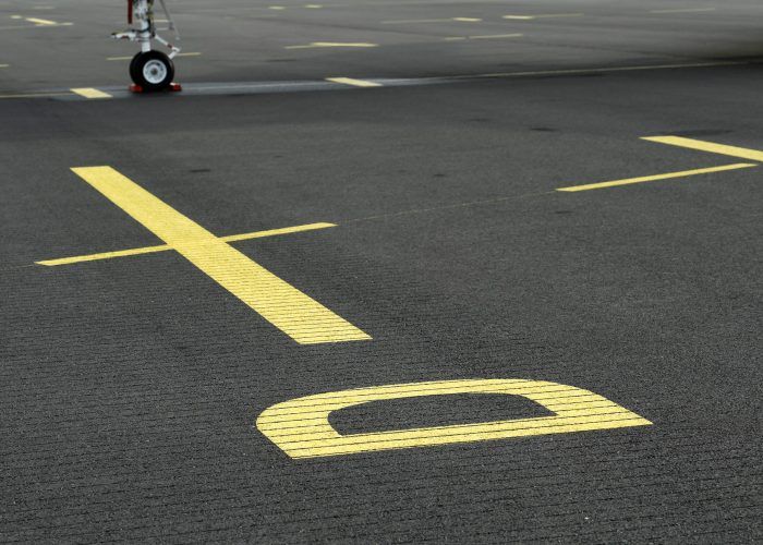 Señal en el suelo de parking de aviones